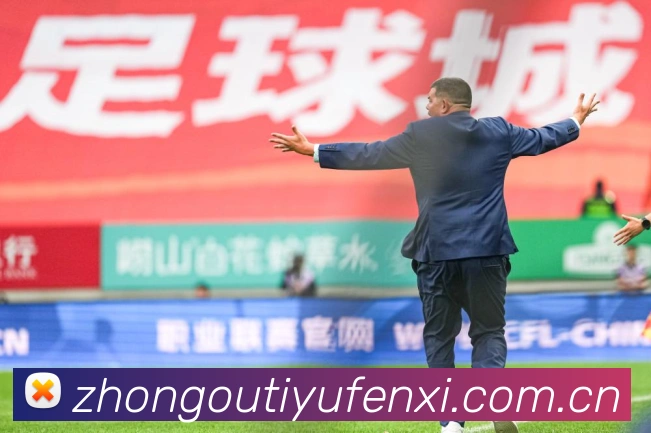 斯洛特批裁判判罚偏向他队利物浦连续受不利影响战术观察-深度解析 斯洛特批裁判判罚偏向他队利物浦连续受不利影响战术观察-深度解析